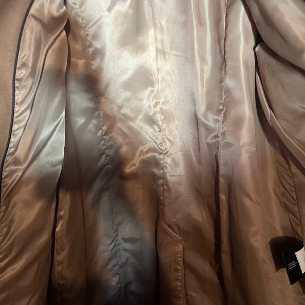 Elegant Tan Coat with Black Fur Accents - Picture 3 of 6